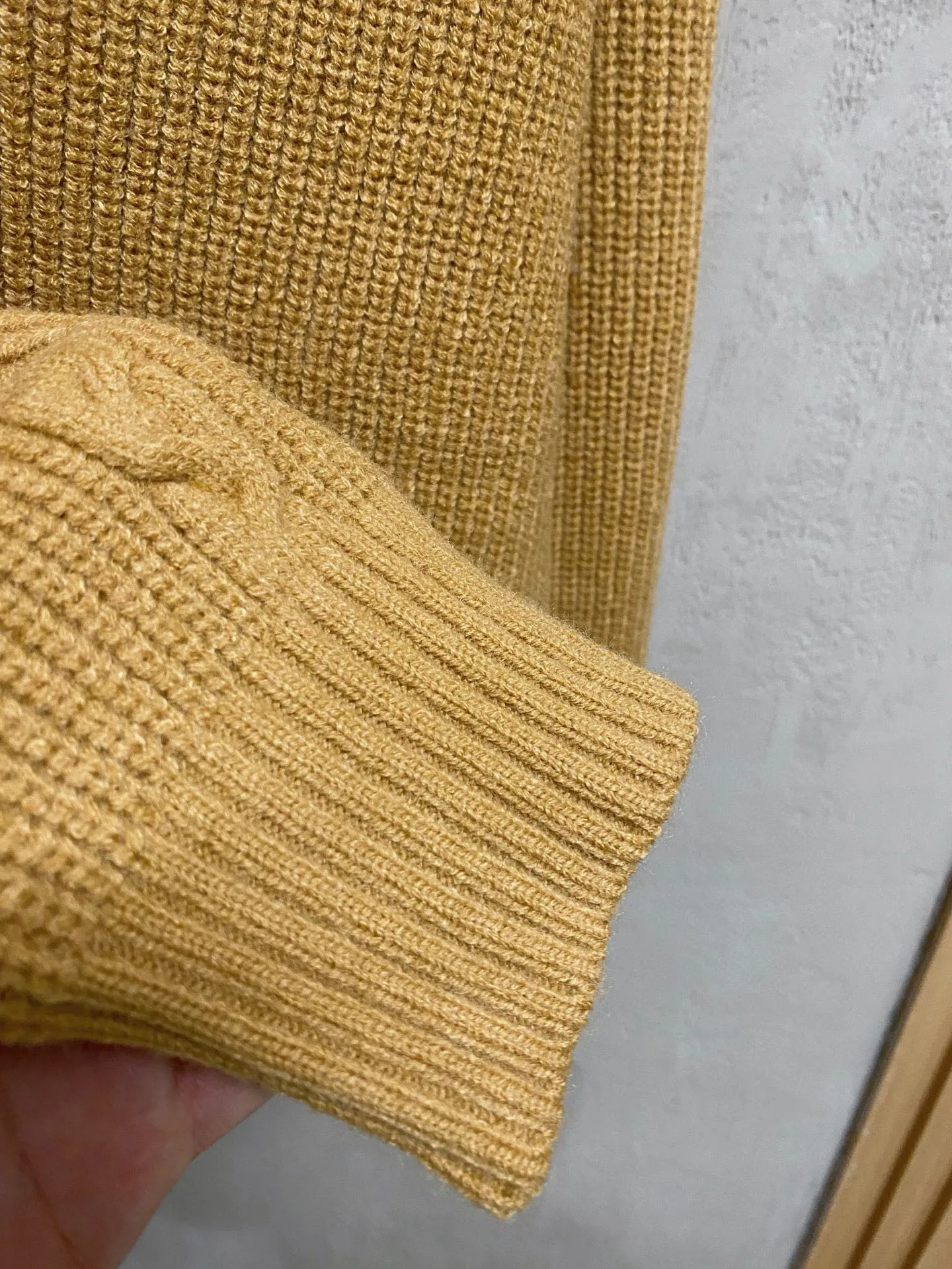 🅿️560 【LV Louis Vuitton】Autumn and winter classic cardigan sweater, in full condition! ! ! Wool blended fabric, the latest model in 2025, golden ratio! ! Slim-fitting soft gold, versatile and practical item, the combination and practicality are extremely powerful, simple and elegant, and classy! To create your own style, it is highly recommended to buy it in two colors. The standard slim fit tailoring process is suitable for both young and old men. It is knitted from wool and will not cause any discomfort! While keeping warm, it is stylish, textured and wearable, and the classic logo with contrasting colors on the chest feels in place! ! Recommended for regular customers! ! Size M-3XL (maximum wear: 190 pounds)